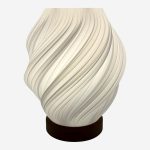 lámpara de mesa torsión blanca base madera diseño artesanal impresión 3D